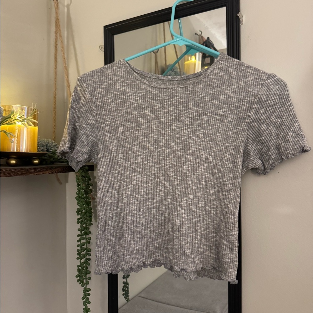 American Eagle grey crop top t-shirt, lettuce trim, soft fabric, size S
